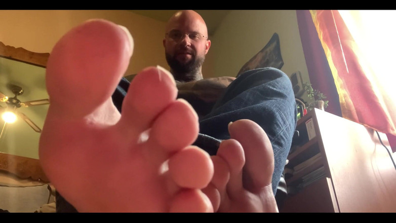 Jasons feet: तुम मेरे पैरों के नीचे फर्श पर एक अच्छे छोटे फुटबॉय की तरह हो