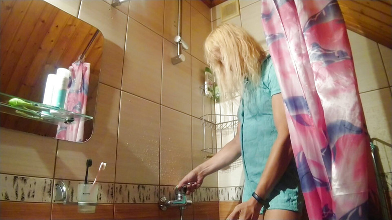 Alexa Cosmic: Alexa Cosmic Wetlook在浴室里的柚木组合...