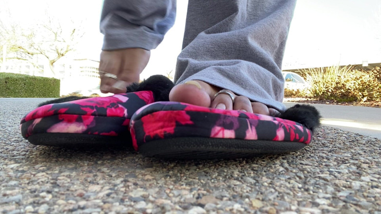 Tan feets: Tanfeet di luar selipar awam mengusik dengan kuku semula jadi