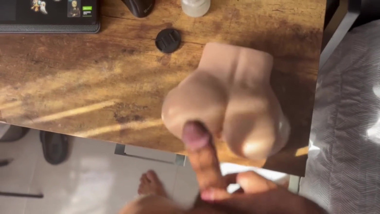 Andcristiann: Він навіть не витримує 5 хвилин, трахаючи свою секс-ляльку