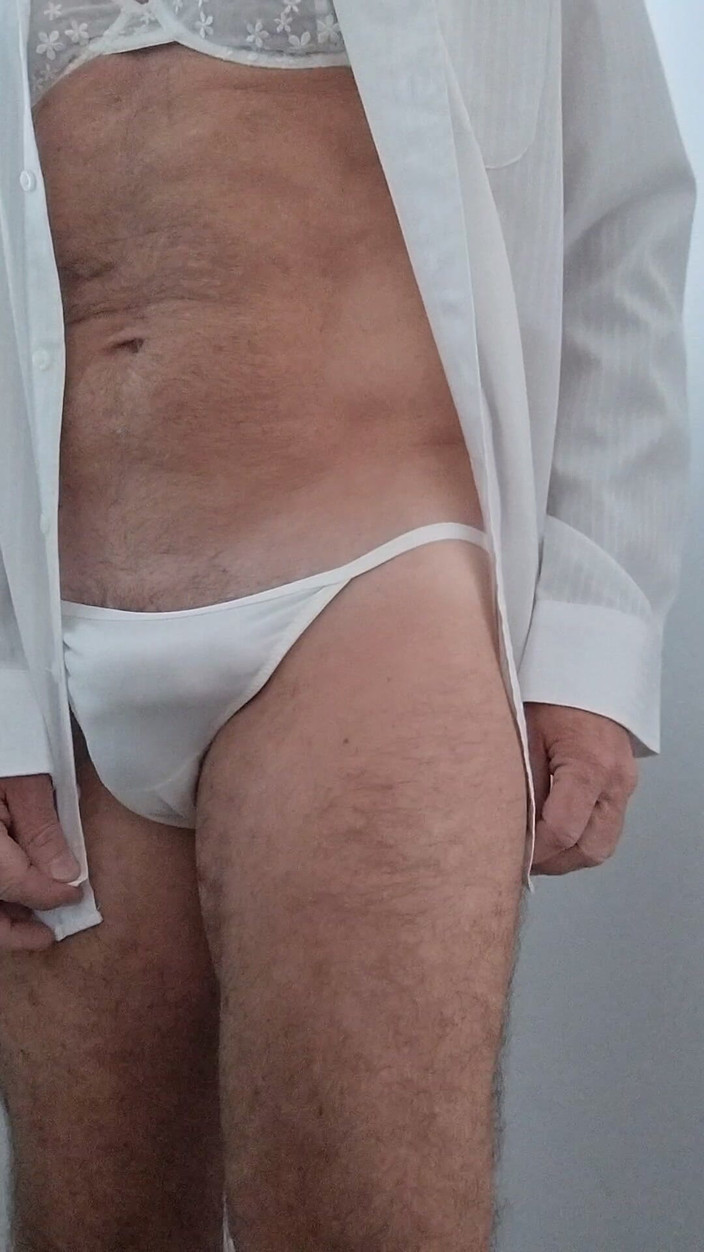 dragontrainer5: КРОССДРЕССЕР выполняет быстрое соблазняние, показывая новый белый лифчик и трусики