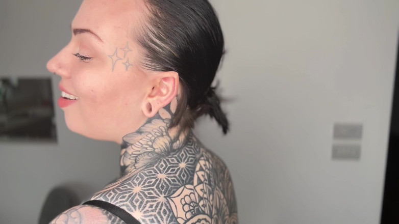 Miss Valentina: Загострене поклоніння вусі