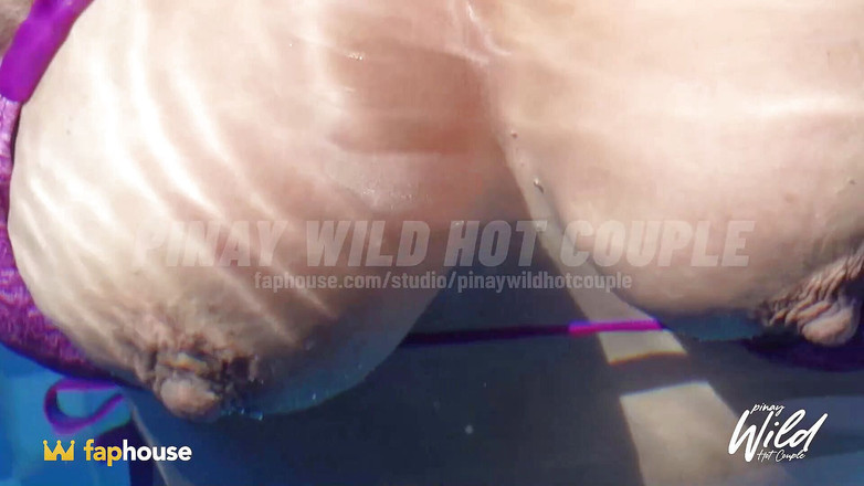 PinayWildHotCouple: फिलीपीनी पूल में अपने गर्मियों के ब्रेक का आनंद ले रही है जबकि अपने बड़े स्तन दिखा रही है