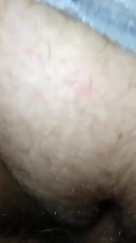 Cewek ini lagi asik muasin memek bebdahnya pakai celana dalam