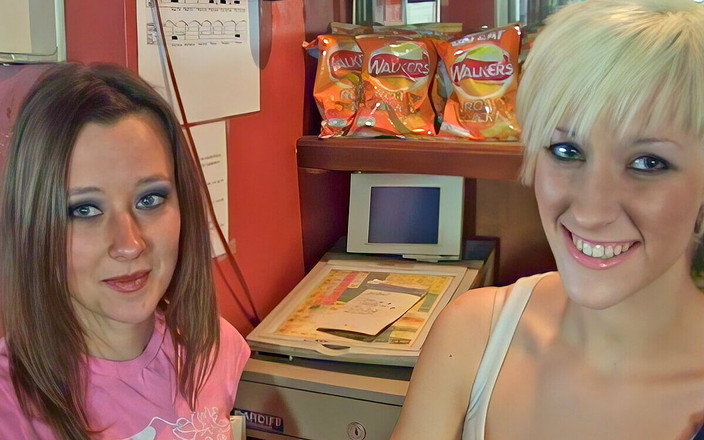 Real Sex Pass: Bar işçileri hırsızlık için ceza olarak her birine şaplak atıyor