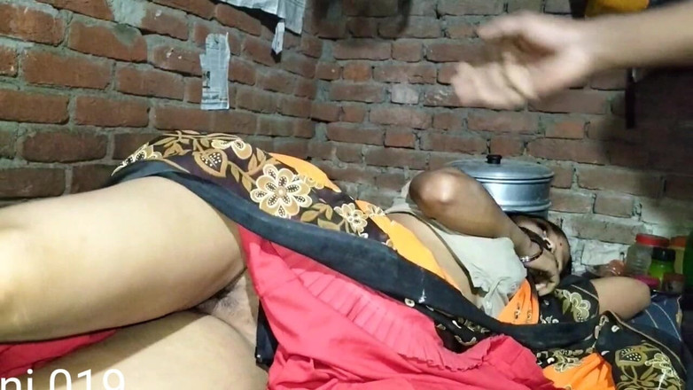 Rakesh: देसी लड़की gov's ladki की चुदाई घर मैं Bula ke की मस्त चुदाई