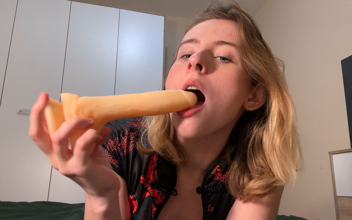 MilaPixie: Il Vestito Festivo Uwu Stuzzica Sul Letto