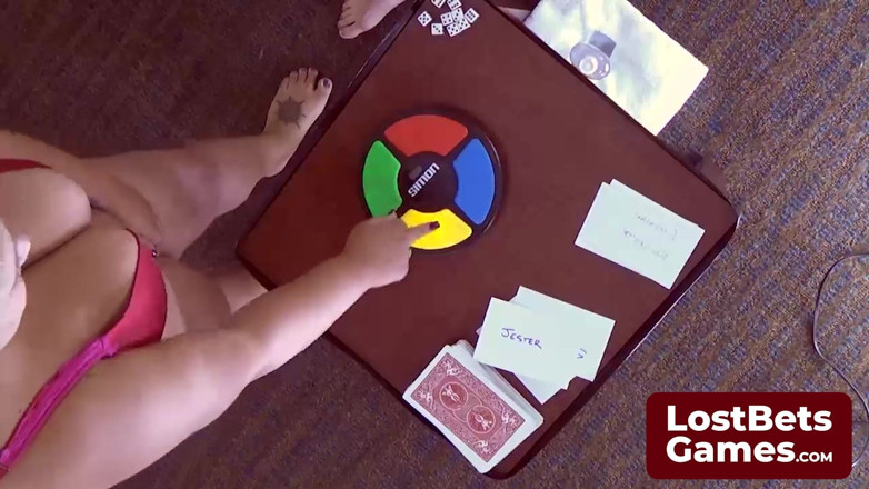 Lost Bets Games: 마지막 스트립 게임 패자, 그냥 그녀의 브래지어에 남아