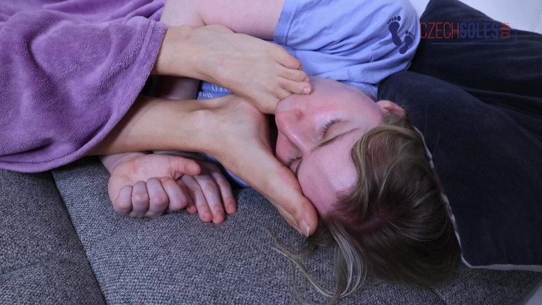 Czech Soles - foot fetish content: Menina no pé da menina adorando e cheirando na cama