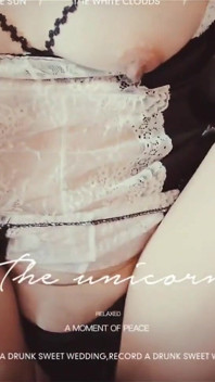În tea room-ul companiei, colega Mia ne seduce așa în fiecare zi