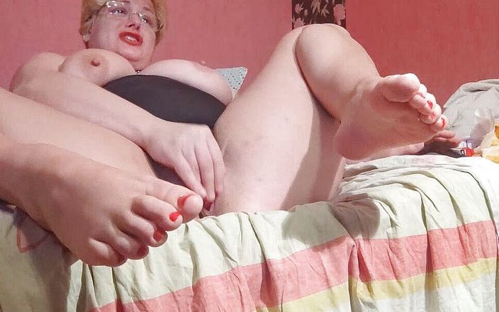 Milf Sex Queen: Nail polish fetish