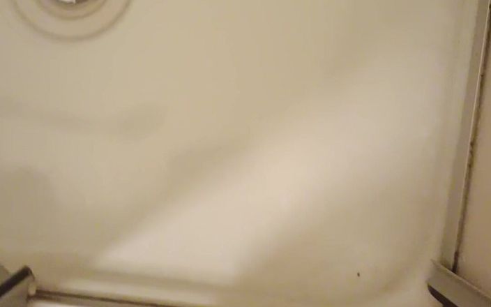Ed Eden: Éjaculation sous la douche