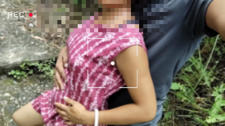 Uttar dinajpur: Сільська дівчина в готельному номері, я, хлопець, сів на чудай тапа