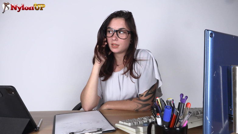 FootFetish Girls With Sex Toys and Nylons: Il capo dominante rappresenta il fallimento della sua segretaria amante...