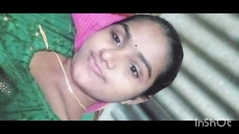 AmpleOunce283: Aujourd’hui, une bhabhi pulpeuse porte des tenues différentes, suce une...