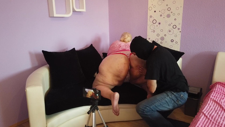 Piss and fart by dirty ladies: Kissing, licking and smelling a SSBBW's farting ass