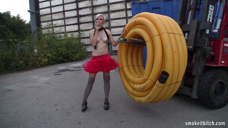 Smoke it bitch: Fofa loira de salto e meias fuma ao ar livre