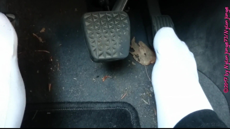 Carmen_Nylonjunge: Calcetines de zapatillas blancas en el coche, pedal pumping