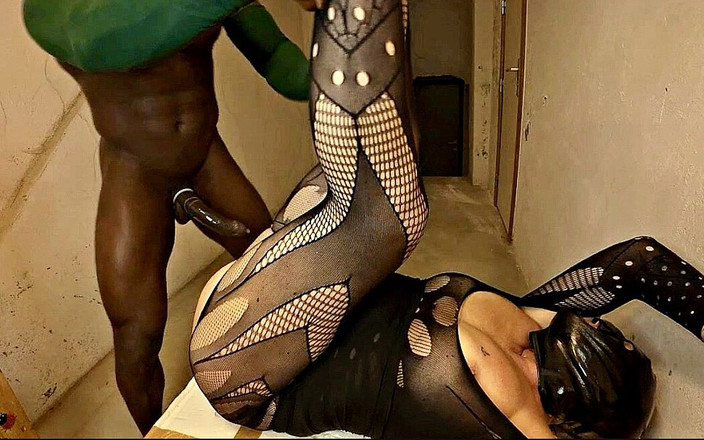 LemmePhaukYou_2: जब वह कपड़े धोने का उपयोग करने के लिए नीचे आई तो उसने मेरे पड़ोसी को तहखाने में जोरदार चोदा