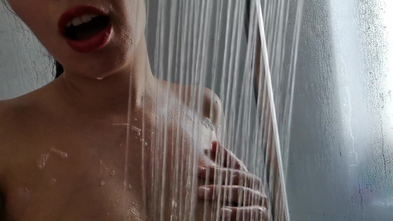 MelissaxKiki: Playing with my big boobs in the shower