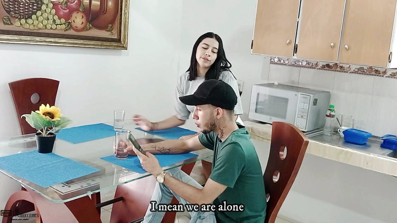 Vayolet: 彼女の売春婦の義理の妹と口の中に精液を入れておいしいセックスを楽しむ