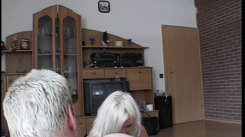 Vintage Fetish: Nena rubia obtiene intenso golpes hardcore y orgasmo explosivo