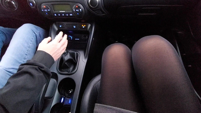 Step Mommy: Ibu tiriku menggodaku dengan stoking nilon di dalam mobil!