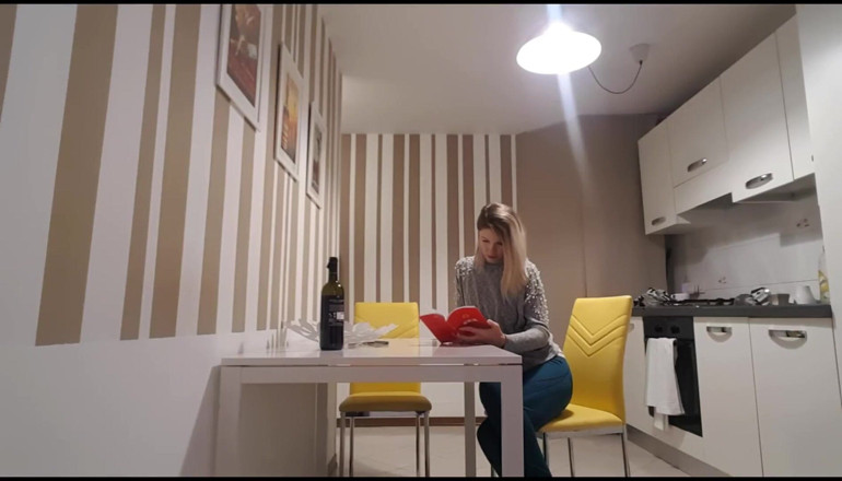 Erotic Tanya: Flicka som läser och pruttar hårt