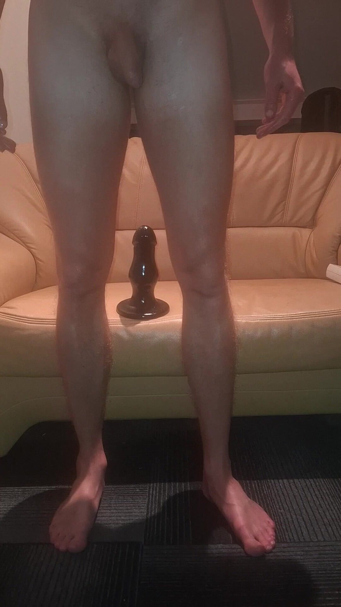 NoFace Twink X: Gemenele homosexuale sexy Noface Twink X călărind jucării uriașe