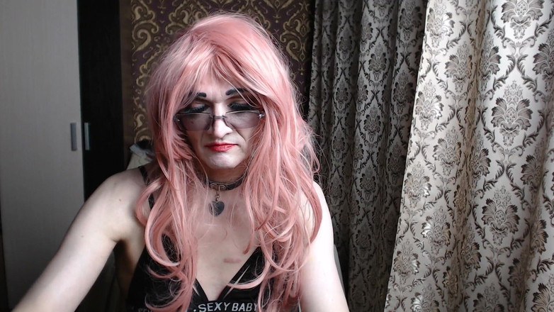 violet_bisex: Une Fille Webcam Travestie Et De Mœurs Légères En Robe...