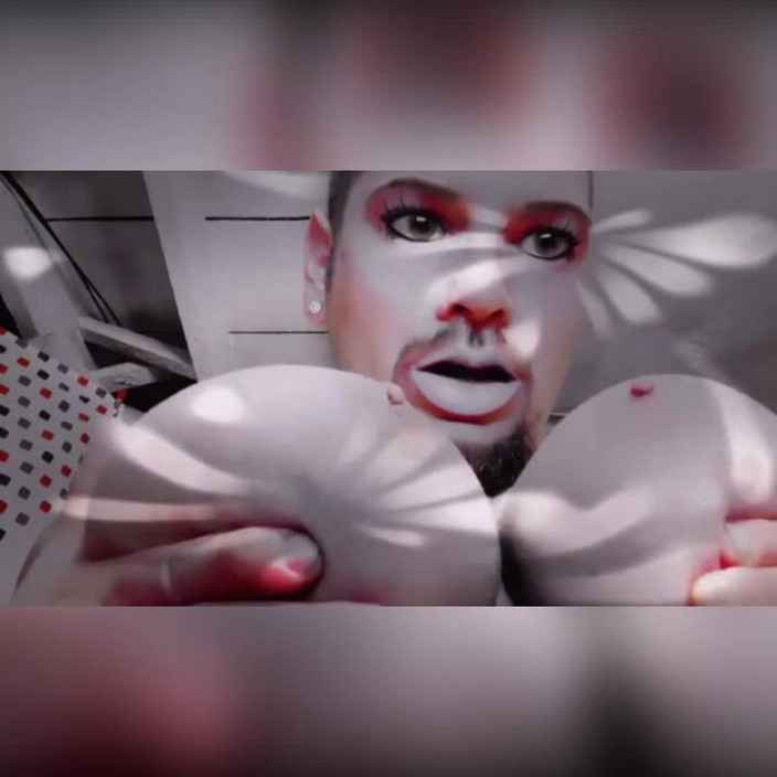 King Of Crossdress: Memeler birlikte eziliyor