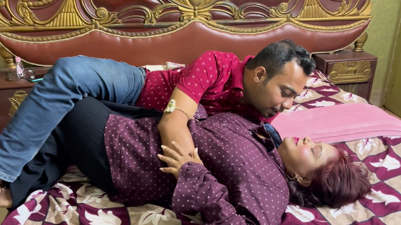 Sex Study: Desi boy called a Hindu housewife and had hardcore sex...