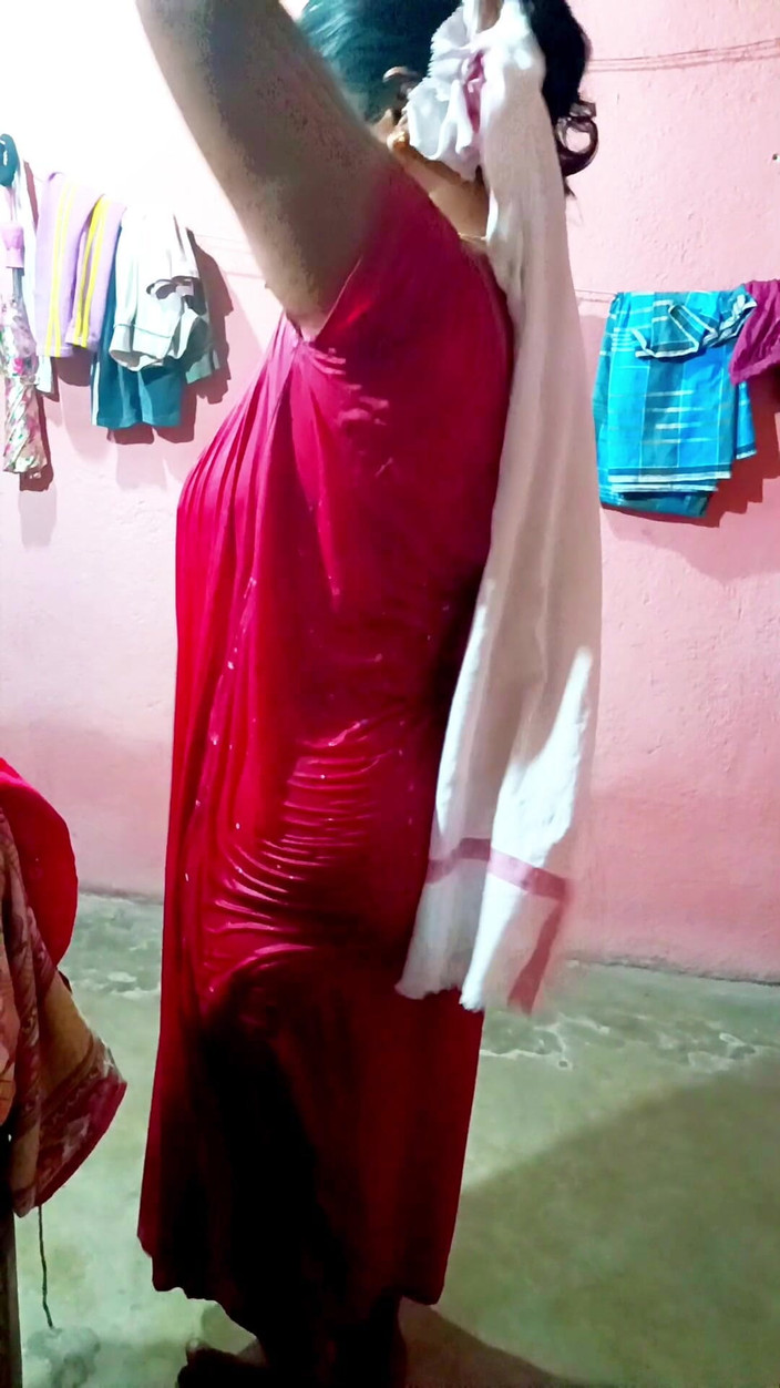 Pakhi0705: स्नान के बाद साड़ी गिर रही है sfw