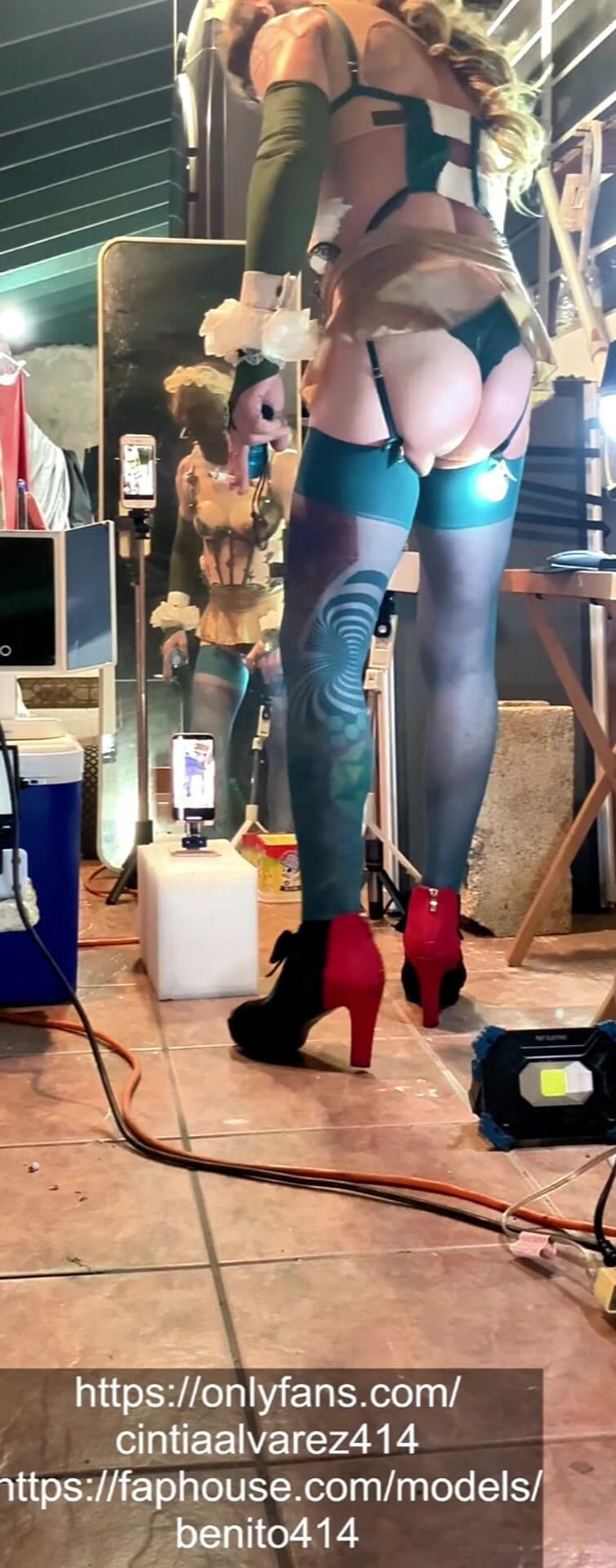 Benito414: Transsexual Cintia Dildo enche seu cu apertado solo