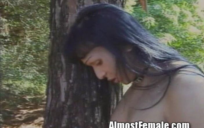 Almost Female: Haarige arsch essende transe, von tree forest schwanz gefickt, transe...