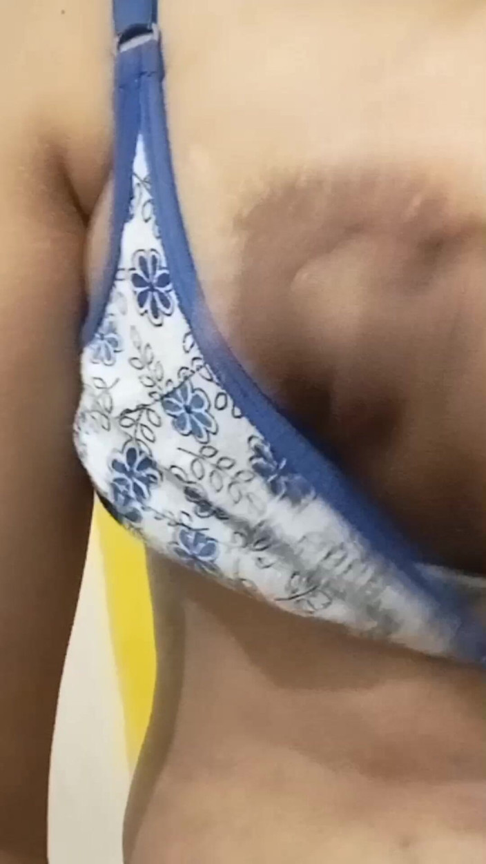 desilaunda96: 큰 우유의 인도 바비 젖탱이와 손가락 보지