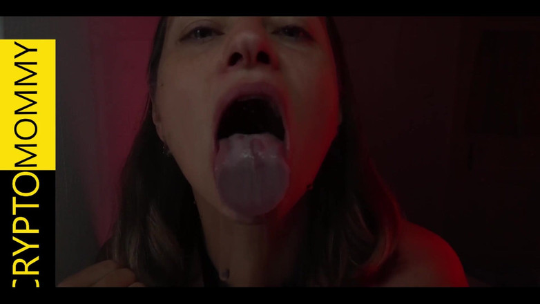 Crypto Mommy: Милфа лижет огурку глубокой глоткой, выпуклые глаза