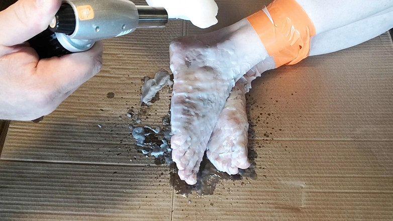 Bouncy Tits Action: Cera de vela quente nos meus pés parte 2