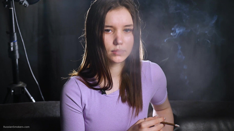 Russian Smokers: 사랑스러운 여인과 함께하는 가을 공원에서 흡연