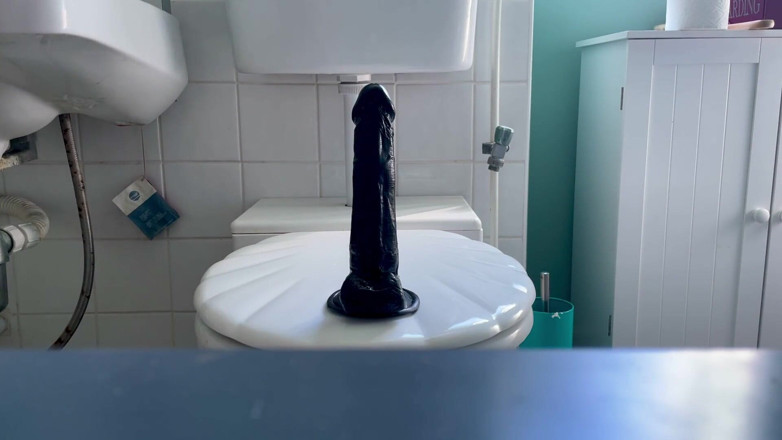 Sissy anal fun: Napalona spódnica z PCV