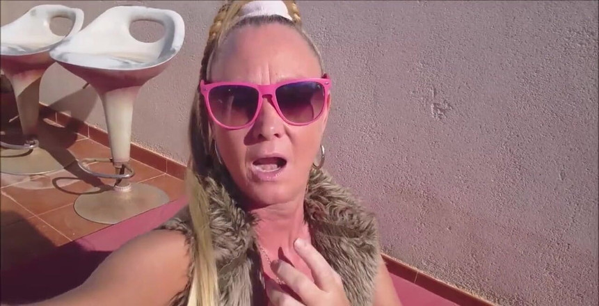 Natalie K: Afară, pe balconul meu, atingându-mi pizda cu degetele