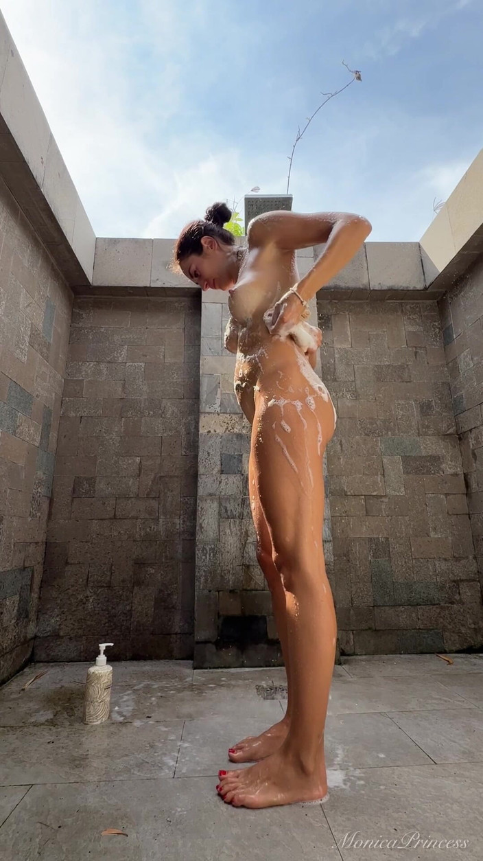 Princess Monica: 大空の下での裸のシャワー、アフターバスケア