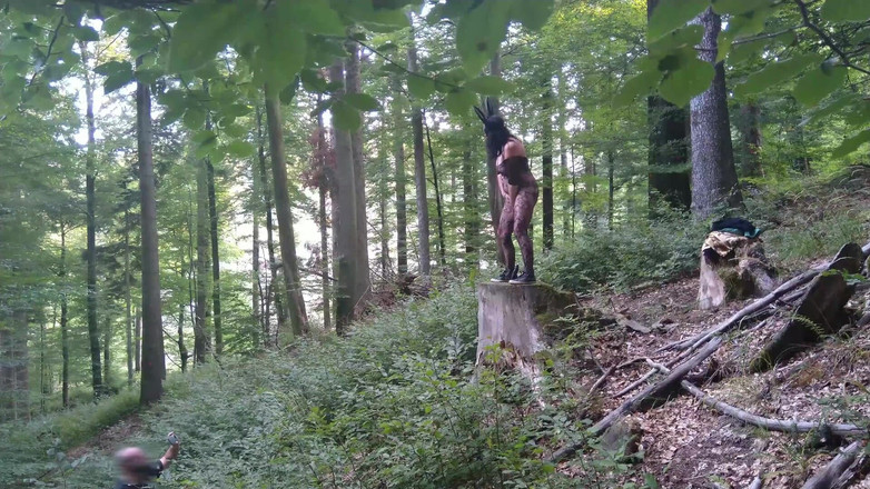 Toilet Mommy: 나무 그루터기에 서있는 동안 자위하고 보지에 딜도를 집어넣습니다.