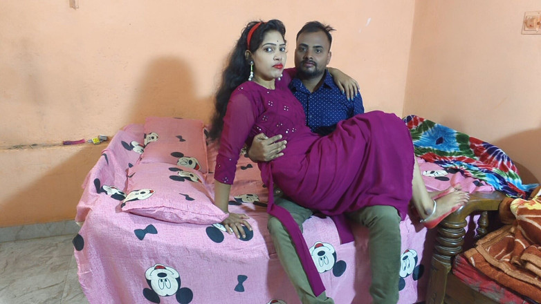 Sona bhabhi: 友達の彼女を部屋に呼んで楽しんでください