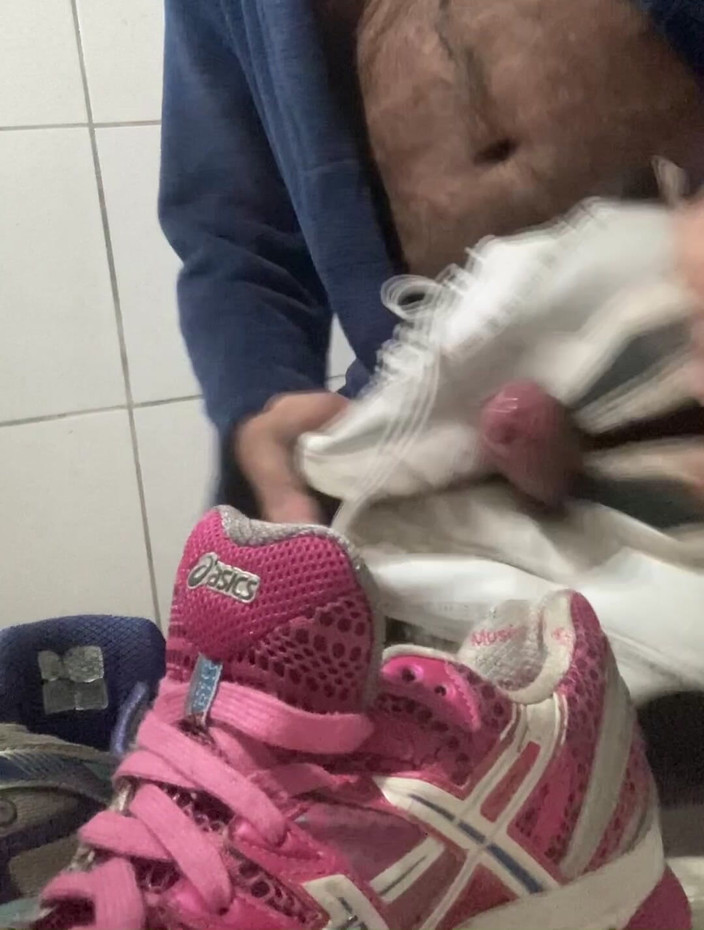 Sneakerfetish_BR: Futând adidașii femeilor mele