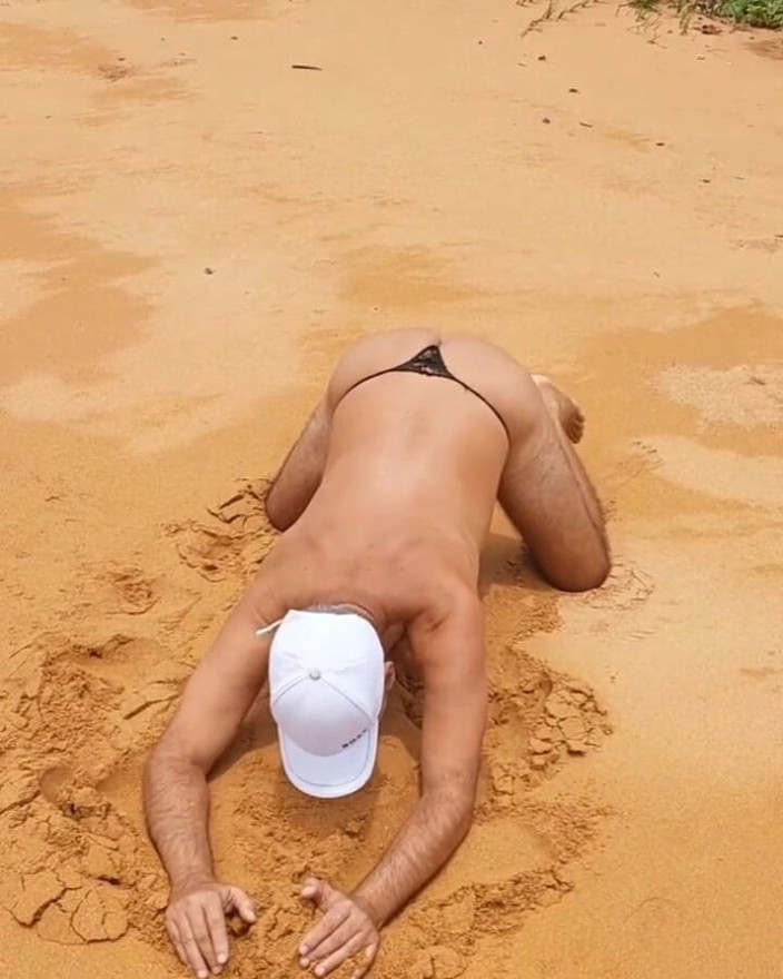 Ladysilvas: Ladysilva Crossdresser na praia de calcinha Que bunda quente