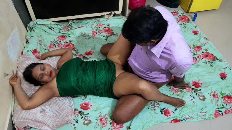 Hot Indian Aunty: 多汁的大奶子饥渴印度家庭主妇