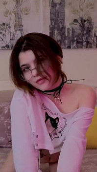 La ragazza carina senza mutandine si tocca