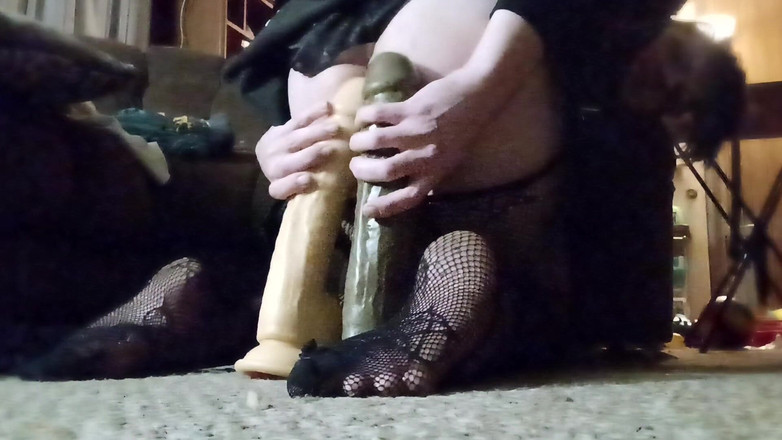 DeepTwink69: Готесс-кроссдрессер делится его дыркой с двумя массивными дилдо