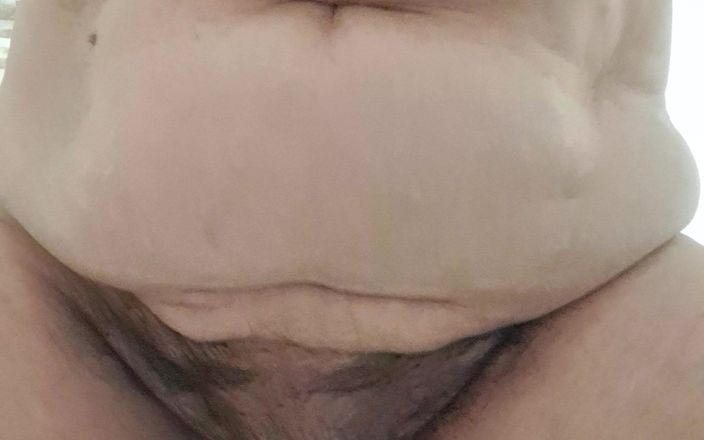 Mommy big hairy pussy: 彼女の猫が運動している熟女